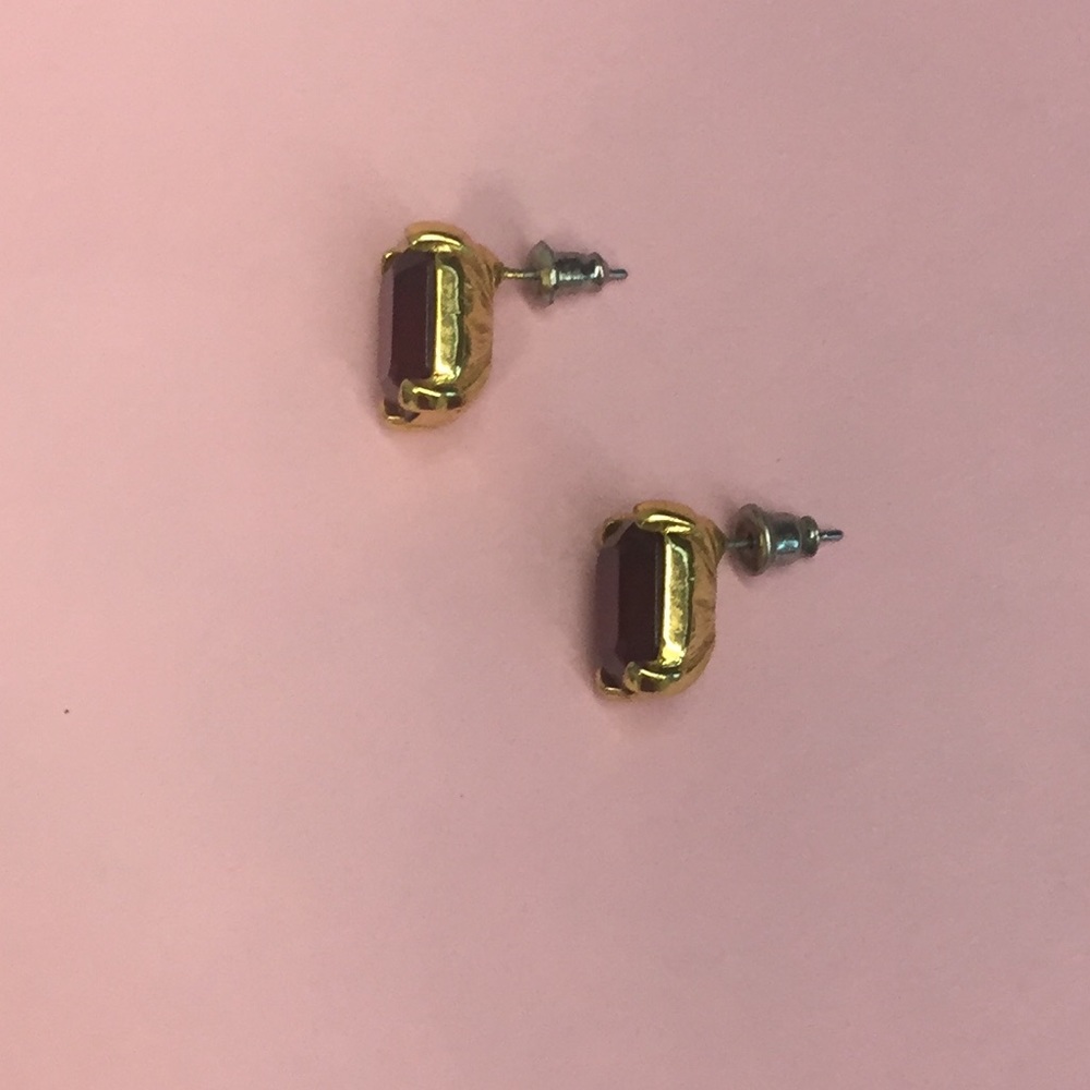 Ruby-like pierced-ear studs - Picture 3 of 6